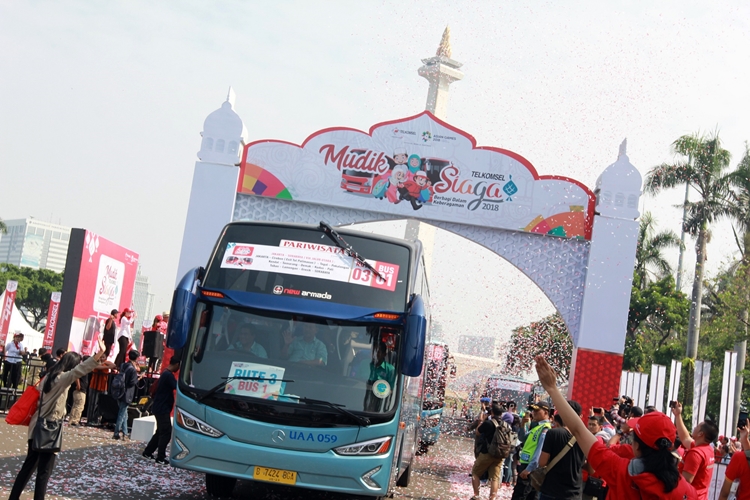 Cuma dengan menukar poin, mudik bisa naik pesawat lho, wah asik banget