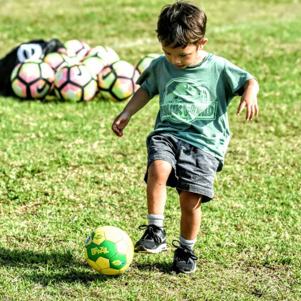 8 Gaya Kenji Bachdim saat menggocek bola, udah mirip ayahnya belum?