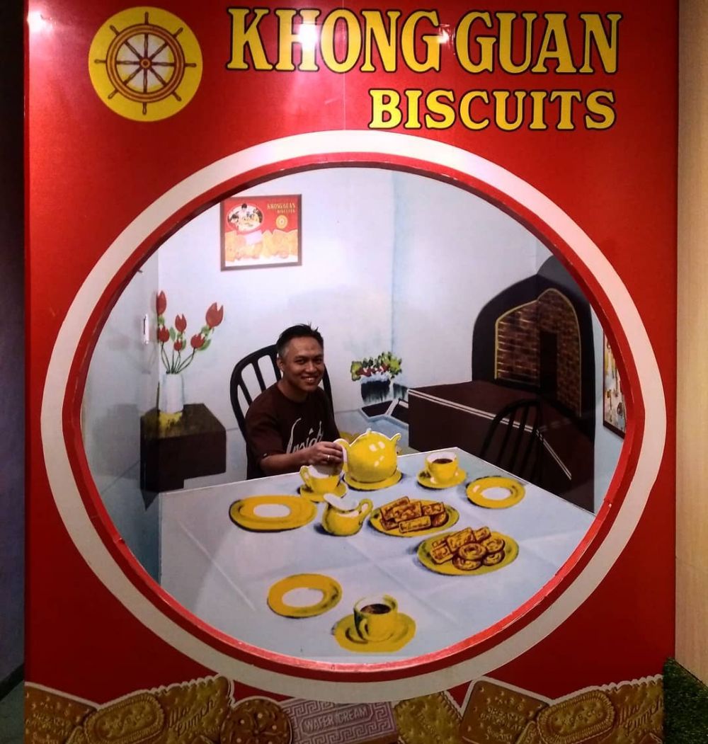 10 Foto editan ala keluarga Khong Guan ini bikin Lebaran makin ceria