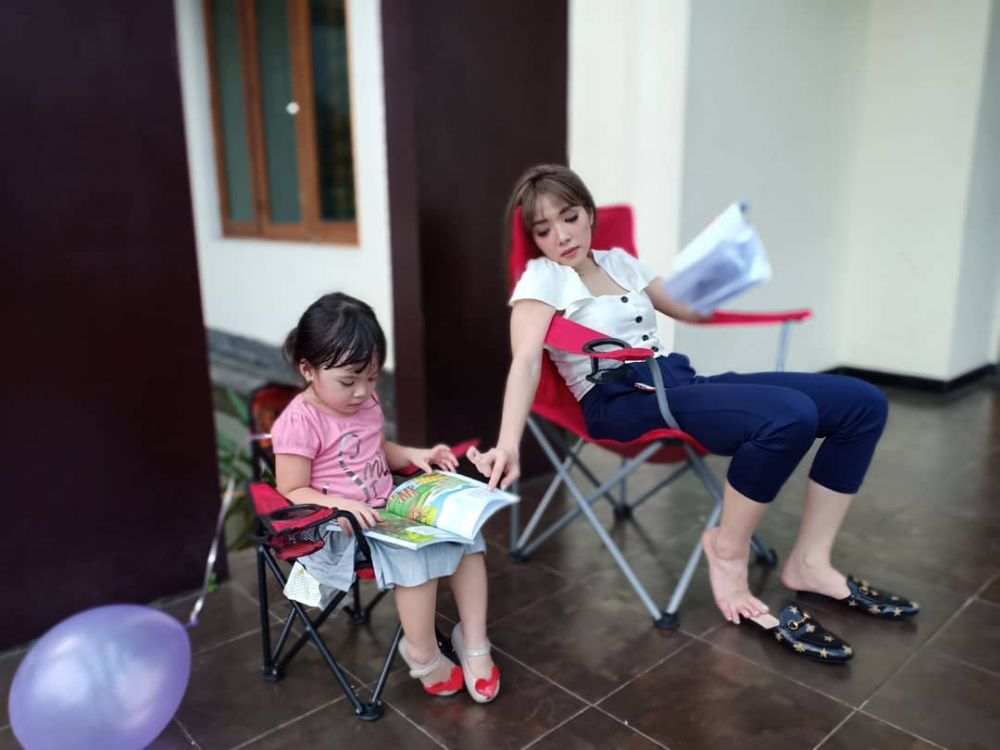10 Potret Gempita tirukan pose Gisella ini bikin gemas pengen cubit