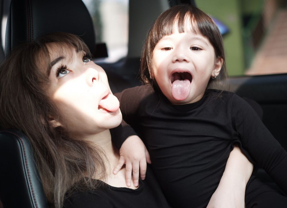 10 Potret Gempita tirukan pose Gisella ini bikin gemas pengen cubit