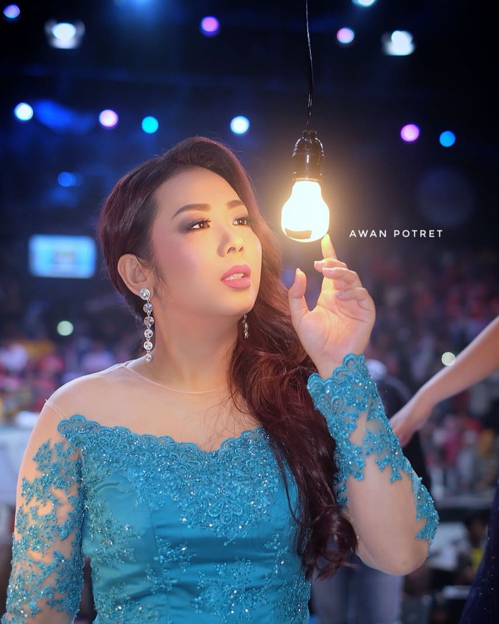 10 Pesona Soimah dengan rambut merah, tampak semakin berkelas