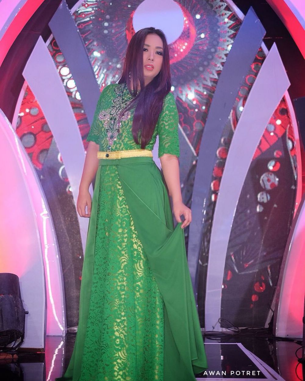 10 Pesona Soimah dengan rambut merah, tampak semakin berkelas