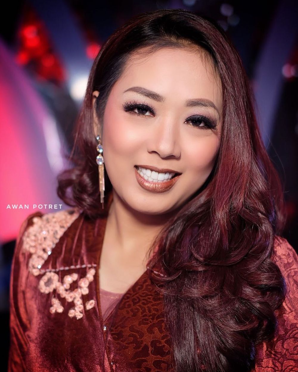 10 Pesona Soimah dengan rambut merah, tampak semakin berkelas