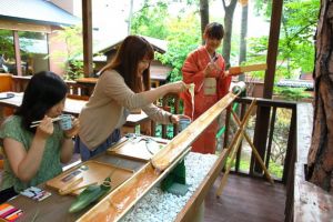 Uniknya tradisi makan di Jepang ini, mi meluncur di bilah bambu