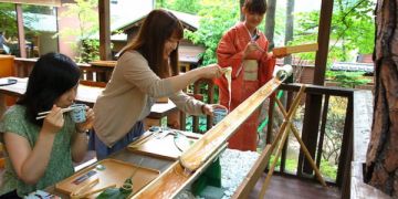 Uniknya tradisi makan di Jepang ini, mi meluncur di bilah bambu