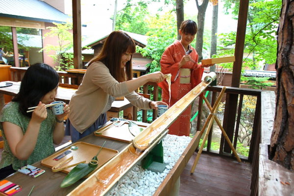 Uniknya tradisi makan di Jepang ini, mi meluncur di bilah bambu