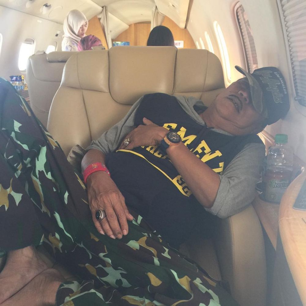 Gaya pelawak Doyok saat naik jet pribadi super mewah, bikin heboh