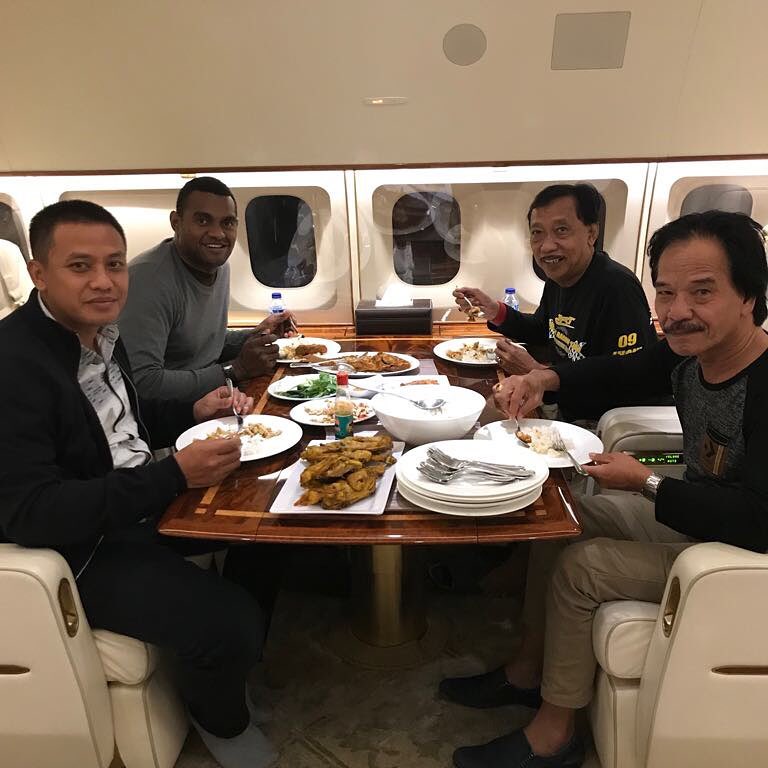 Gaya pelawak Doyok saat naik jet pribadi super mewah, bikin heboh
