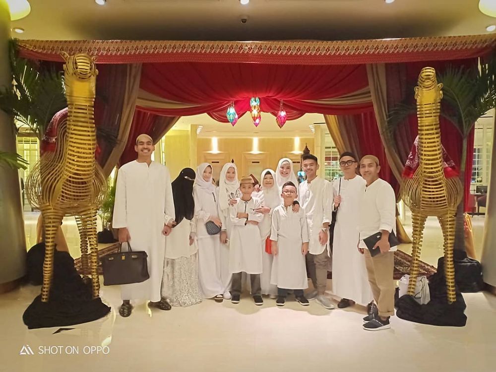 7 Momen buka puasa Robby Purba bareng keluarganya, kompak serba putih