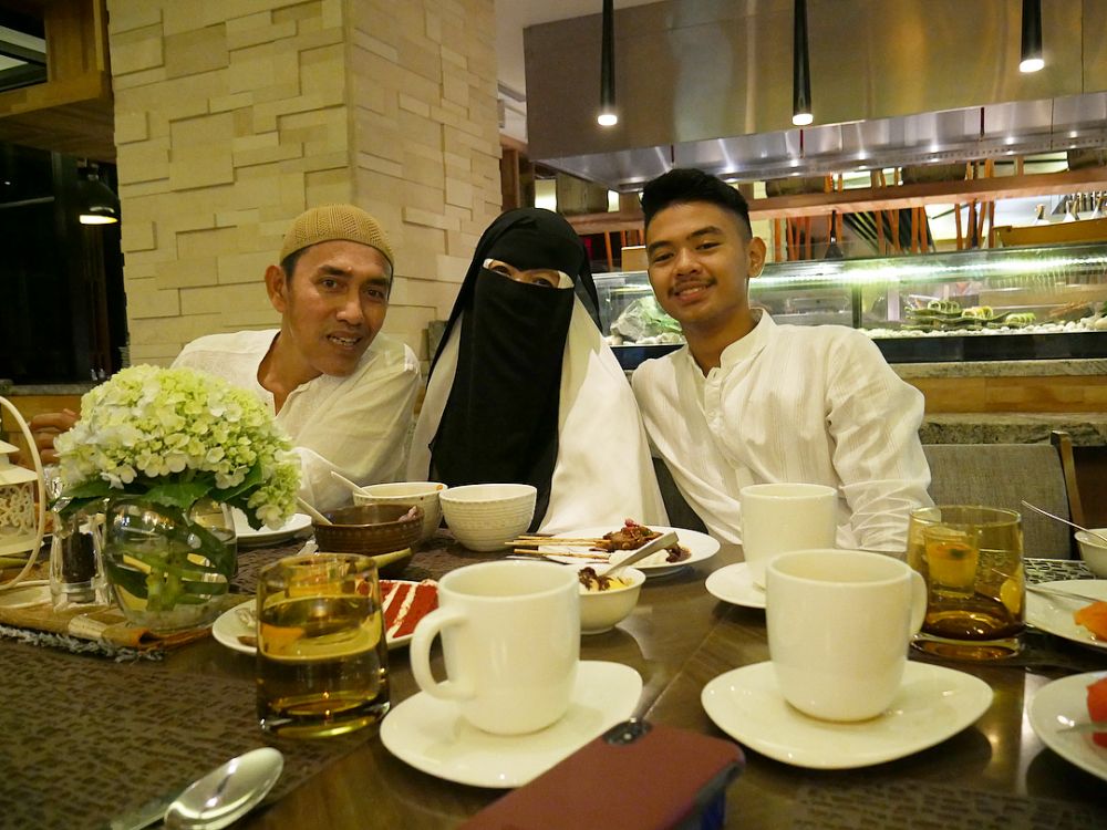 7 Momen buka puasa Robby Purba bareng keluarganya, kompak serba putih