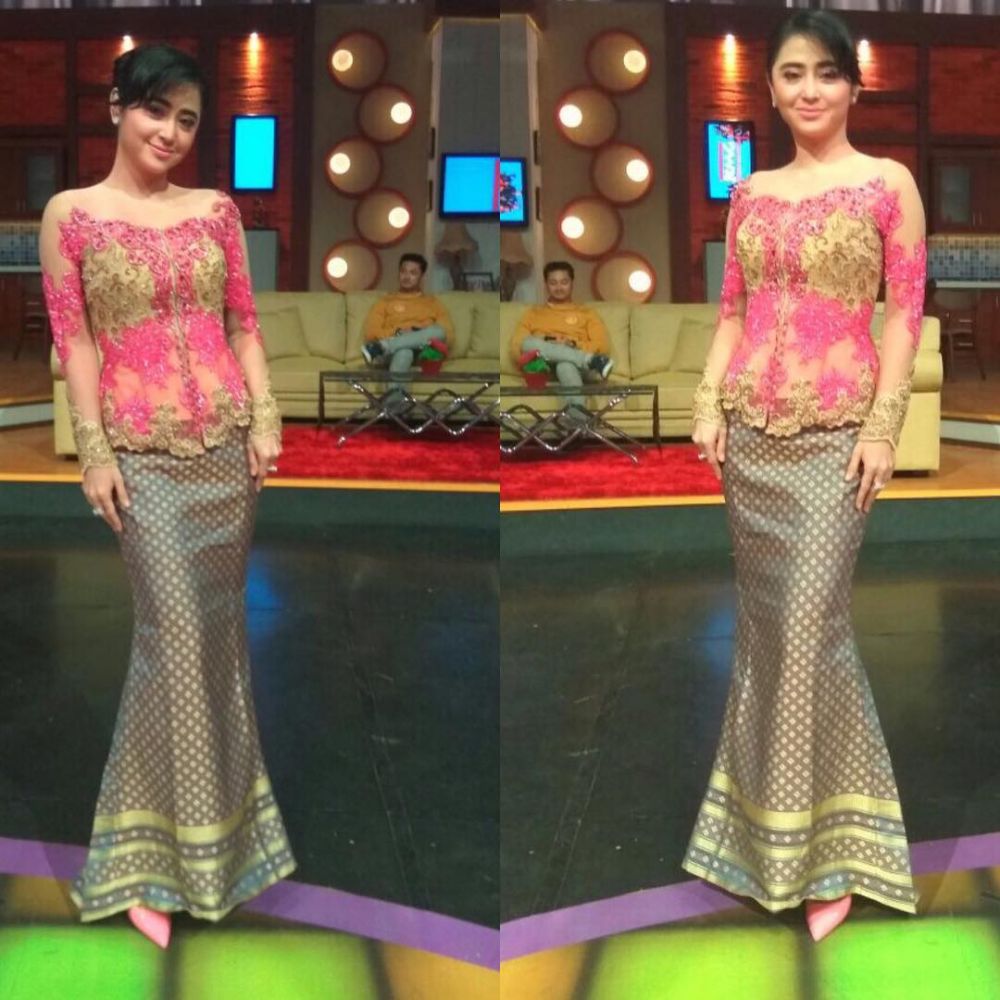 8 Potret cantiknya Dewi Perssik saat kenakan kebaya, anggun & memesona