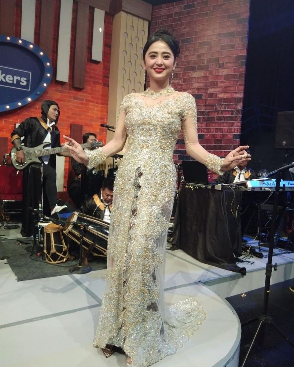 8 Potret cantiknya Dewi Perssik saat kenakan kebaya, anggun & memesona
