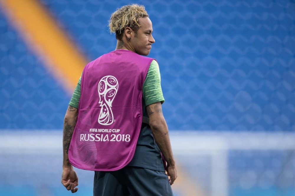 4 Foto Neymar dengan model rambut baru seperti bakmi 