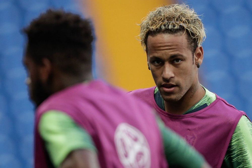 4 Foto Neymar dengan model rambut baru seperti bakmi 