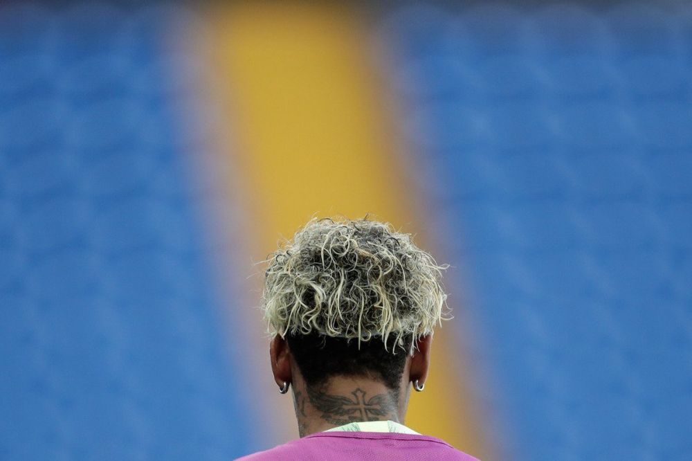 4 Foto Neymar dengan model rambut baru seperti bakmi 
