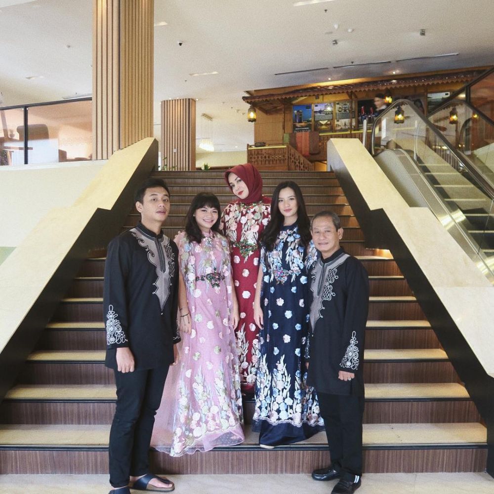 Potret 16 seleb pakai baju kembaran saat Lebaran, kompak abis 