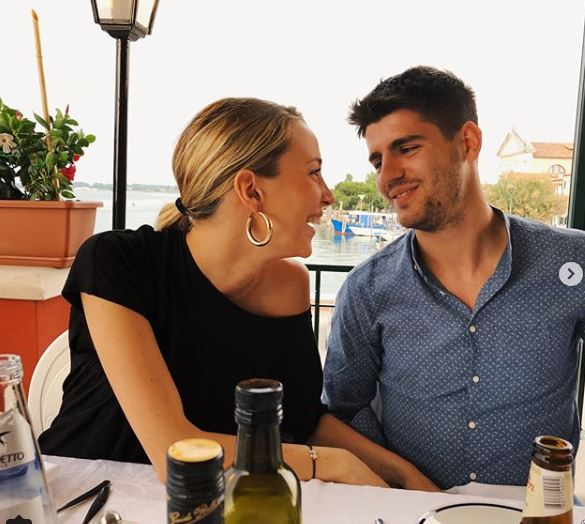 Absen di Piala Dunia, 4 pesepakbola ini pilih liburan romantis