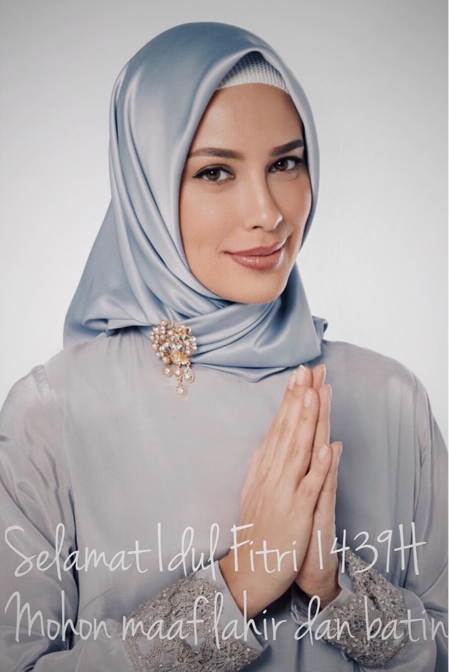 Unggah foto kenakan hijab simpel, Sophia Latjuba tuai pujian