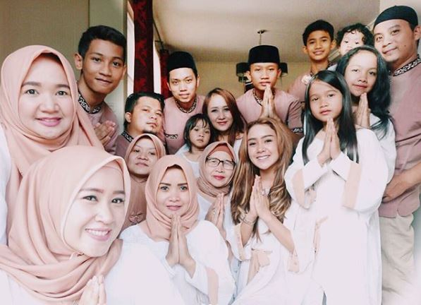 15 Potret perayaan Lebaran seleb, kebersamaan di hari nan fitri