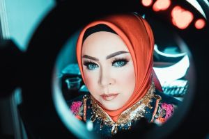 Curhat Melly Goeslaw yang terganggu saat menonton film bioskop