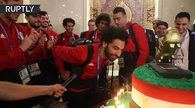 4 potret Mohamed Salah dapat kejutan kue ulang tahun dari fans