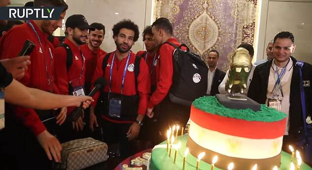 4 potret Mohamed Salah dapat kejutan kue ulang tahun dari fans