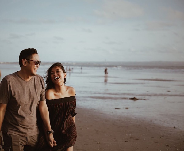 10 Potret Titi Rajo Bintang & suami saat liburan, nikah rasa pacaran