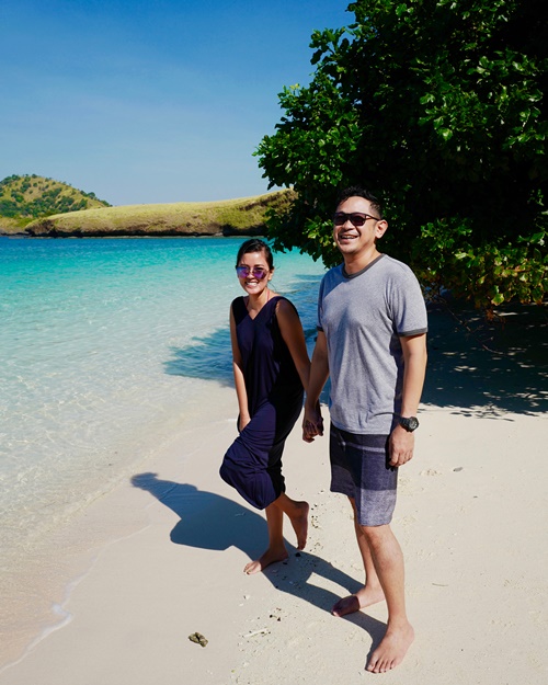 10 Potret Titi Rajo Bintang & suami saat liburan, nikah rasa pacaran