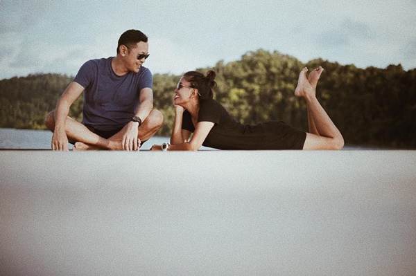 10 Potret Titi Rajo Bintang & suami saat liburan, nikah rasa pacaran