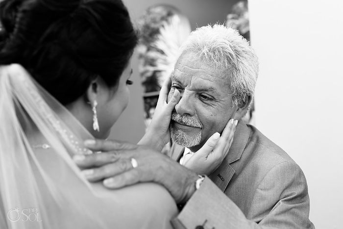 Potret 10 ayah pengantin wanita saat lihat putrinya ini bikin terharu