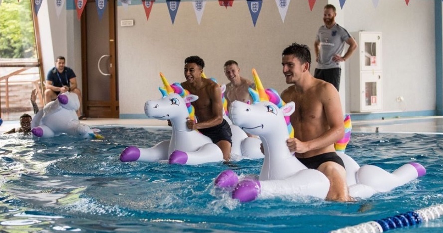 6 Potret seru Timnas Inggris main 'unicorn' usai menang lawan Tunisia