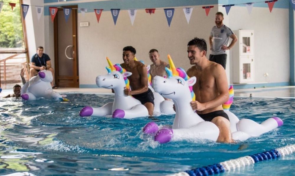 6 Potret seru Timnas Inggris main 'unicorn' usai menang lawan Tunisia