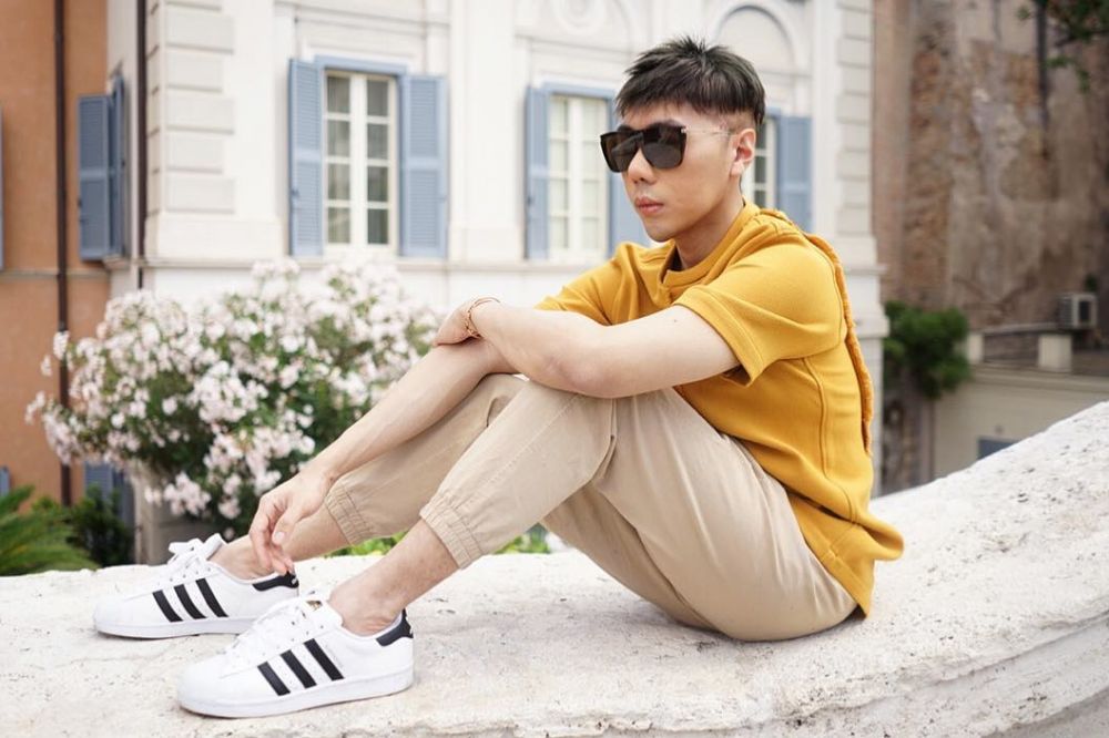 Biasa tampil serba hitam, 6 outfit Roy Kiyoshi ini malah terlihat unyu