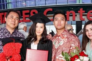 6 Momen keseruan wisuda Karen Vandela, pacar Boy William yang manis