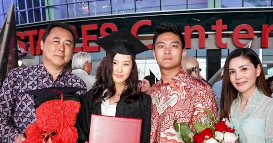 6 Momen keseruan wisuda Karen Vandela, pacar Boy William yang manis