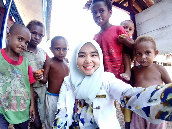 Kisahnya viral, ini 8 potret dokter Amalia pejuang di pedalaman Papua
