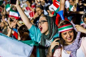 5 Potret bahagia fans wanita Iran, bisa nonton sepakbola usai 38 tahun