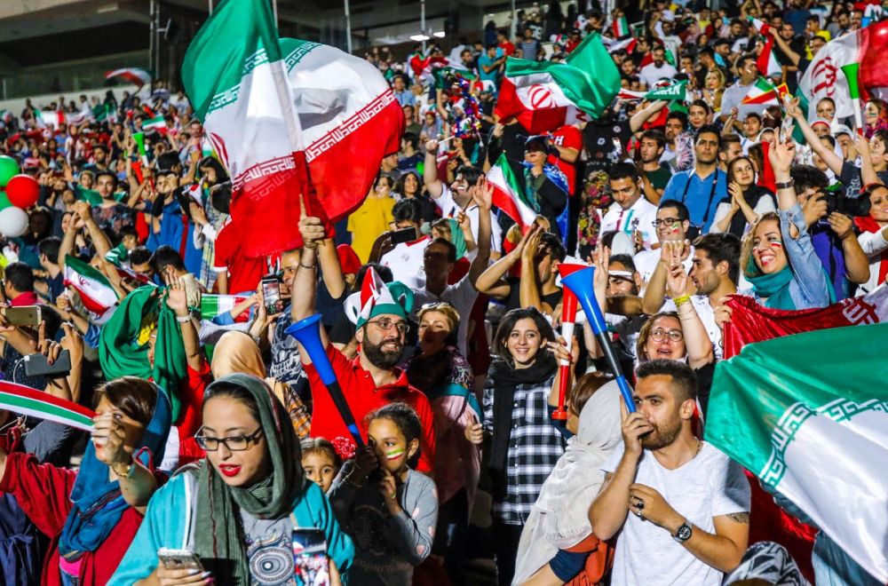 5 Potret bahagia fans wanita Iran, bisa nonton sepakbola usai 38 tahun