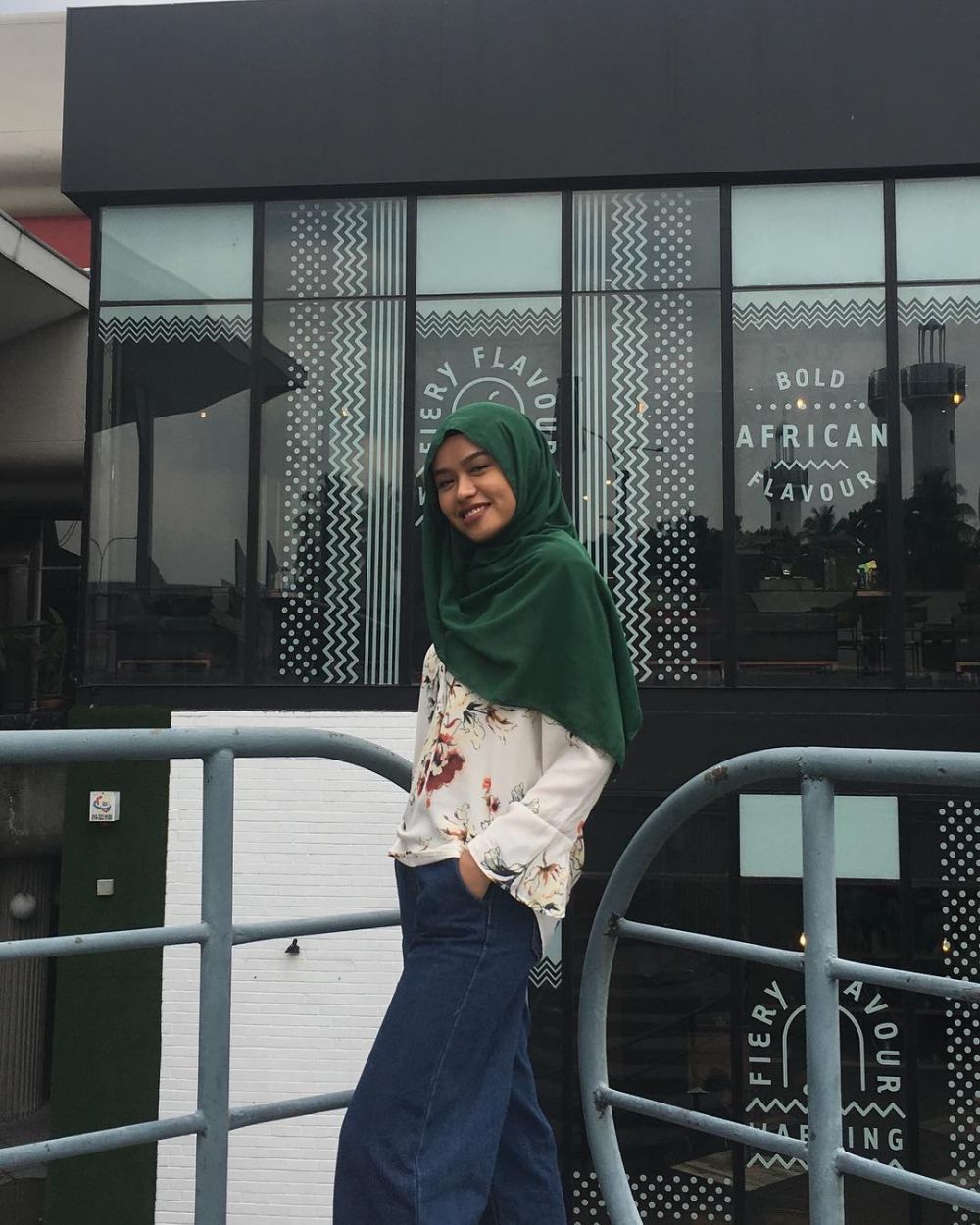 8 Aksi Nisa Syasya, cewek hijaber yang jago juggling bola