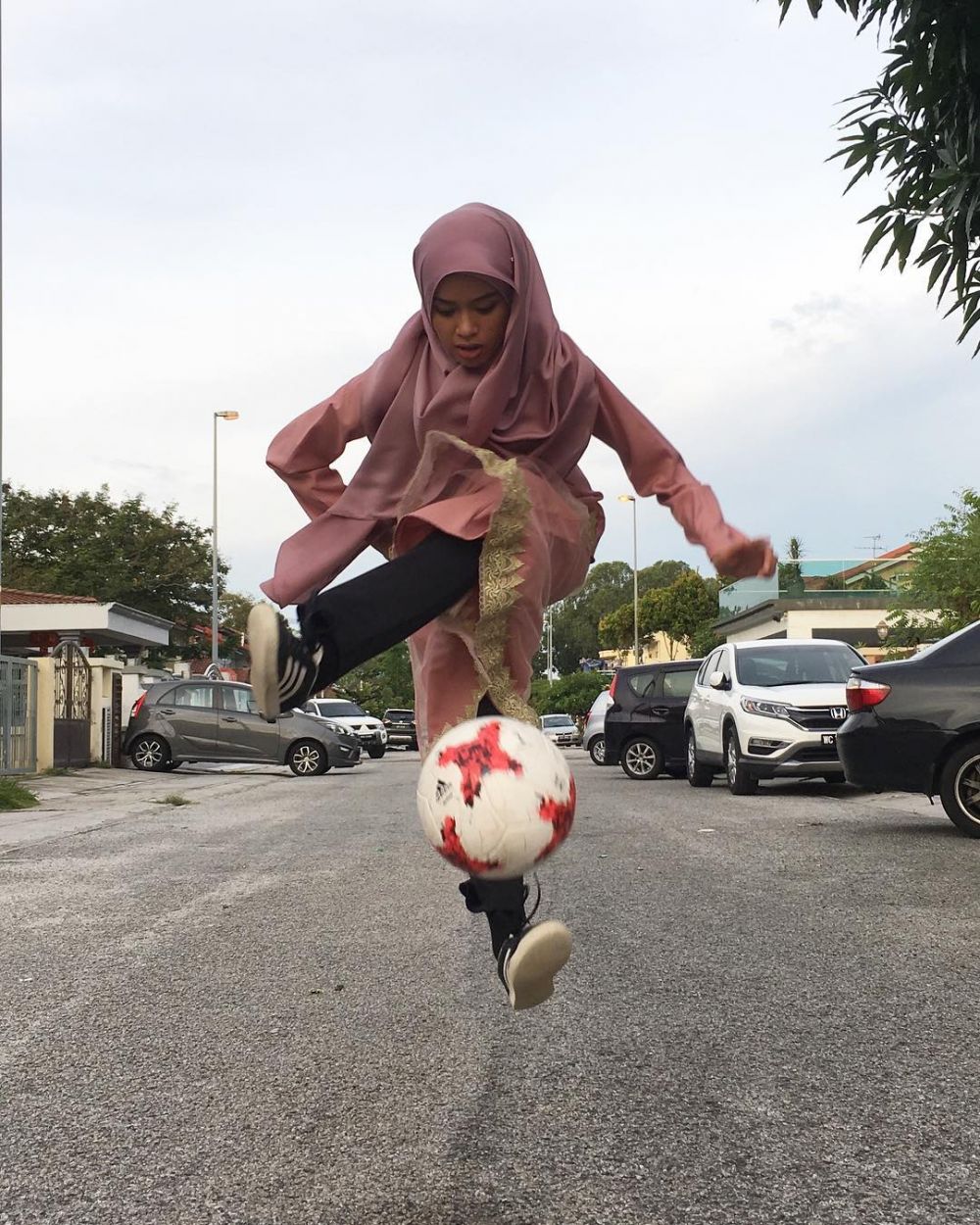 8 Aksi Nisa Syasya, cewek hijaber yang jago juggling bola