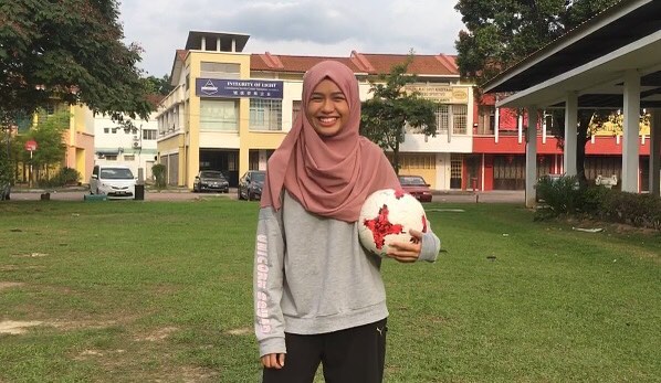 8 Aksi Nisa Syasya, cewek hijaber yang jago juggling bola