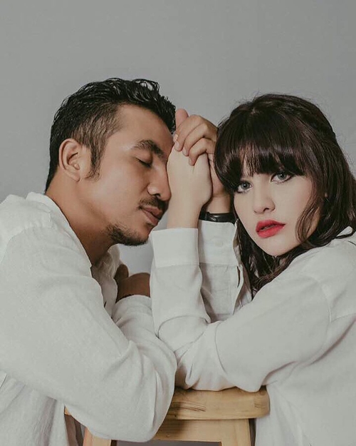 Setahun menikah, 10 potret kemesraan Ricky Komo & istri bulenya