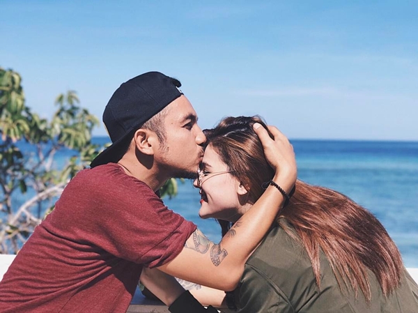 Setahun menikah, 10 potret kemesraan Ricky Komo & istri bulenya