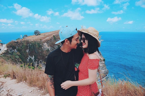 Setahun menikah, 10 potret kemesraan Ricky Komo & istri bulenya