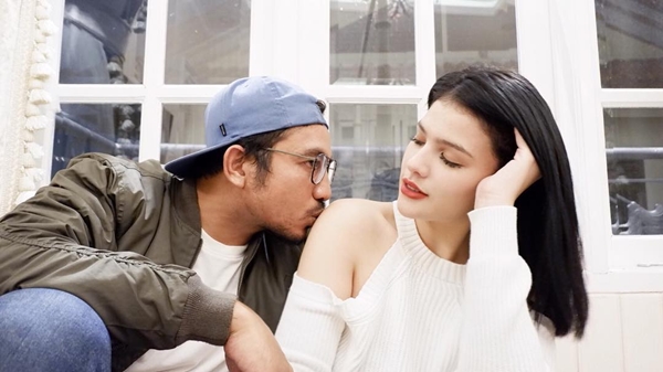 Setahun menikah, 10 potret kemesraan Ricky Komo & istri bulenya