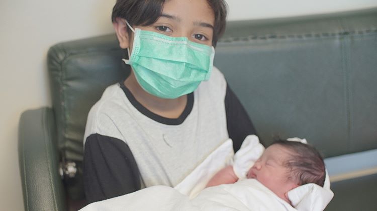 Dikaruniai anak ketiga, ini 7 potret imutnya putri bungsu Saykoji