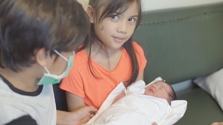 Dikaruniai anak ketiga, ini 7 potret imutnya putri bungsu Saykoji