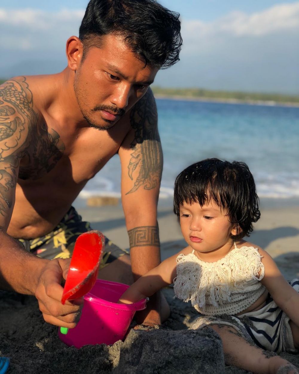 Bikin gemas, ini 10 gaya Salma anak Rio Dewanto liburan di pantai