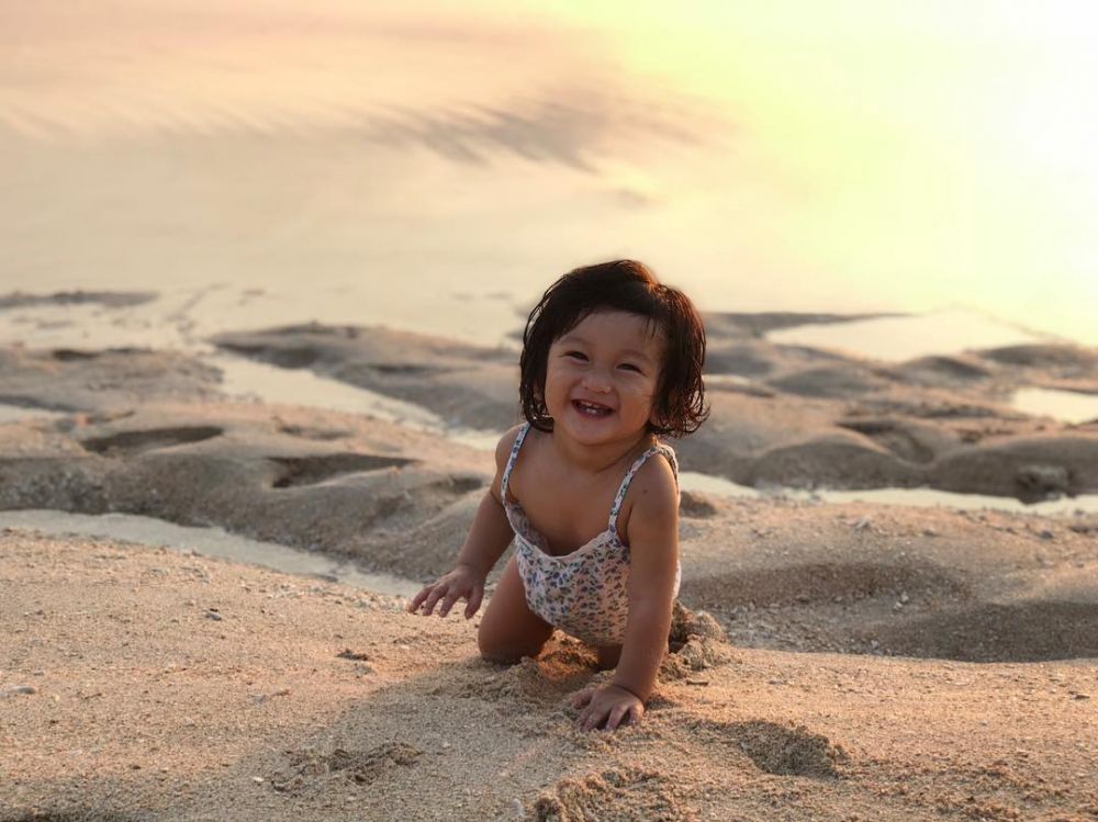Bikin gemas, ini 10 gaya Salma anak Rio Dewanto liburan di pantai